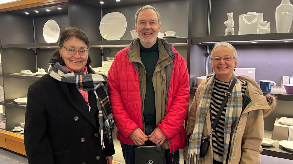 Beate Kreuter (l.) kommt seit 35 Jahren regelmäßig zu Franzen. Die Neusserin begeistert sich für hochwertiges Porzellan. Zur Schnäppchenjagd hatte sie ihren Mann Michael sowie die gemeinsame Freundin Cornelia Wilkert (r.) aus Aachen mitgenommen