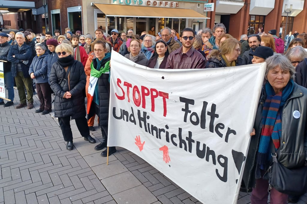 300 Münsteraner demonstrieren Solidarität mit Menschen im Iran