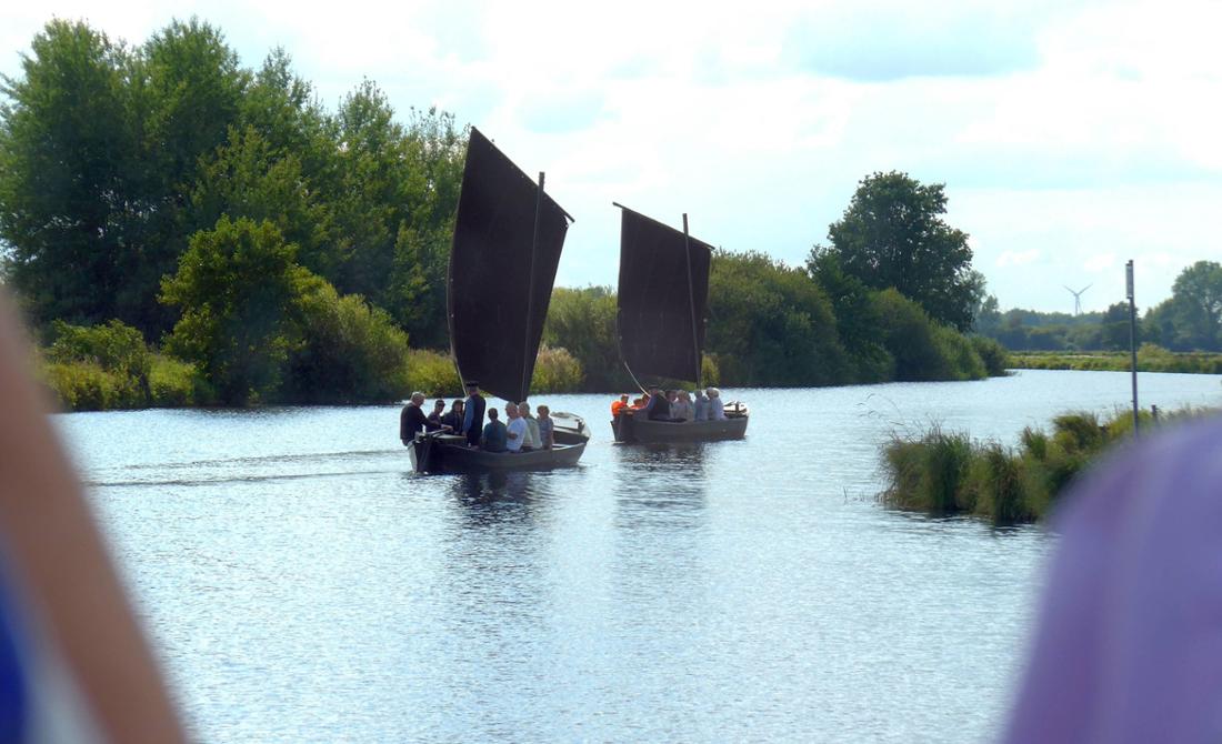 Torfkähne auf der Hamme im Kreis Osterholz in Niedersachsen. Aufgenommen von Bord des Bremer Ausflugsdampfers „Alma“.