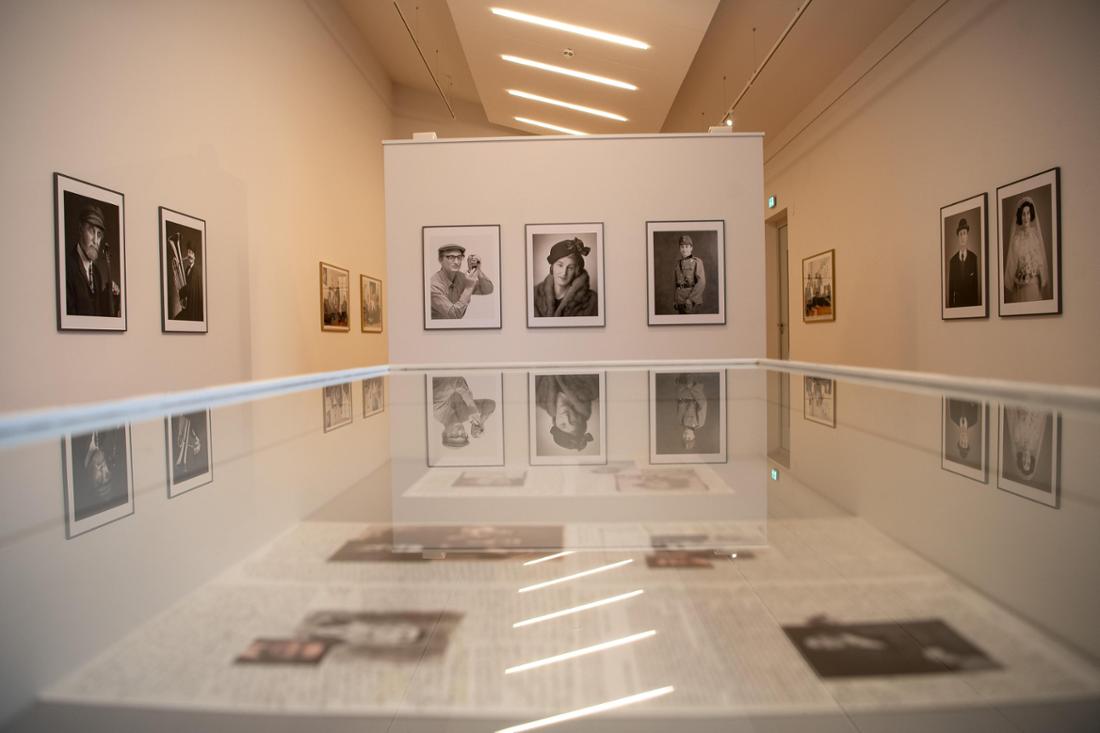 In Worpswede sind Fotografien verschiedener Künstler in einem Ausstellungsraum der „RAW Phototriennale“ von 2020 zu sehen. Die Triennale vom 18. März bis 11. Juni 2023 ist nicht der einzige Grund warum ein Besuch in das Künstlerdorf sich stets lohnt.