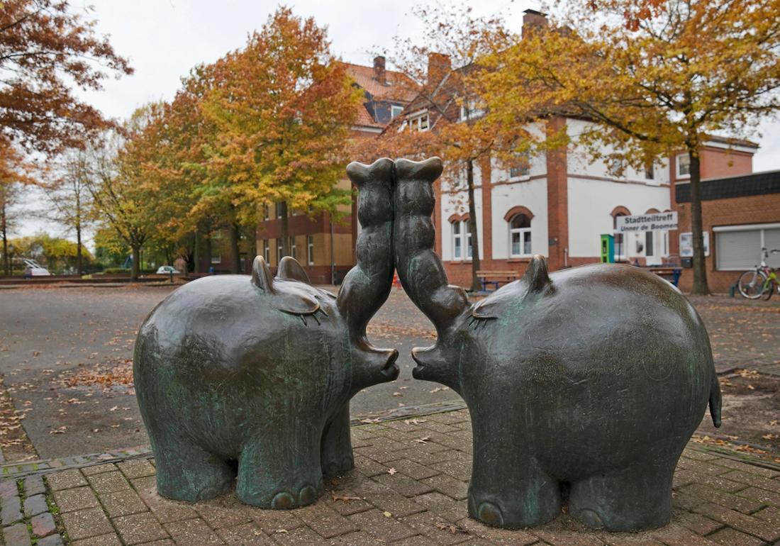 Die „Ottifanten“ Bronzeskulptur steht in Emden, im Stadteil Transvaal, in dem Otto Waalkes aufwuchs. 
