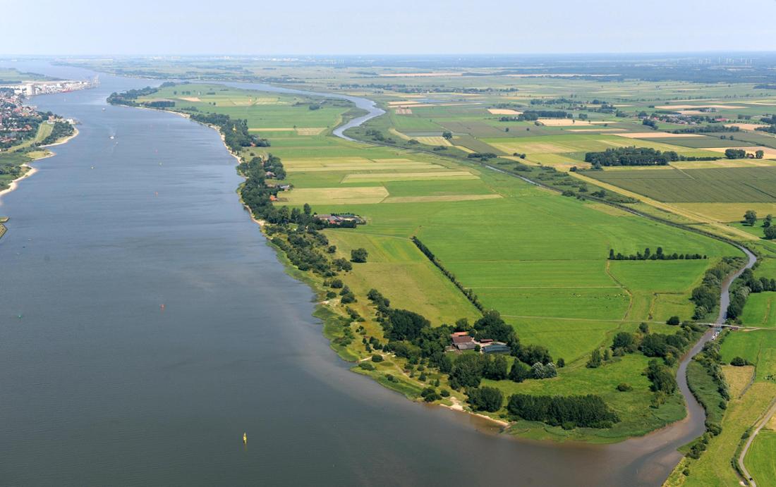 Die Luftaufnahme vom 14. August 2012 zeigt die Weserinsel Harrier Sand zwischen dem nördlichsten Teil von Bremen und der Hafenstadt Brake im Kreis Wesermarsch mit Blickrichtung Nordseeküste. (Archivfoto)