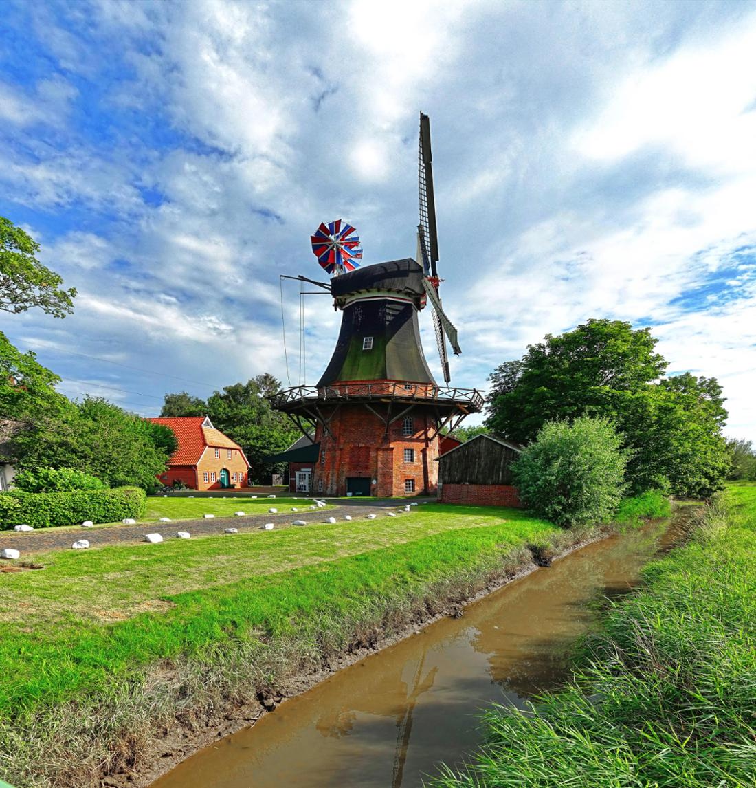 In Nordenham-Abbehausen steht die funktionsfähige Moorseer Mühle mit ihrem schwarzen Dach und den großen Flügeln. Es gibt ein Mühlencafe und das Museum zeigt die alten Arbeitsgeräte und Besucher können sich dort über das traditionelle Handwerk des Müllers informieren.