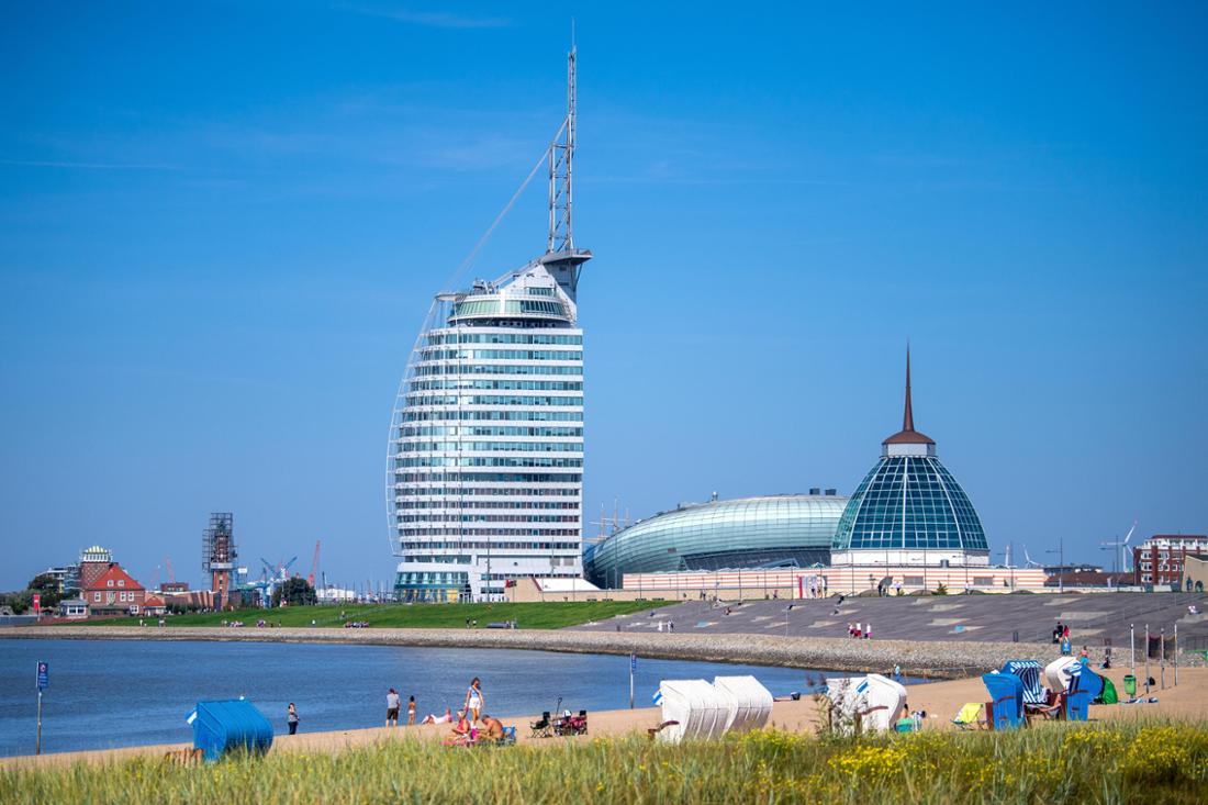 Bremens Schwesternstadt Bremerhaven präsentiert sich den Besuchern gern als Seestadt mit Hafen, Weser-Strandbad, Sail-Hotel und das Klimahaus sowie einem großen Shoppingcenter mit gläsernem Spitzturm.