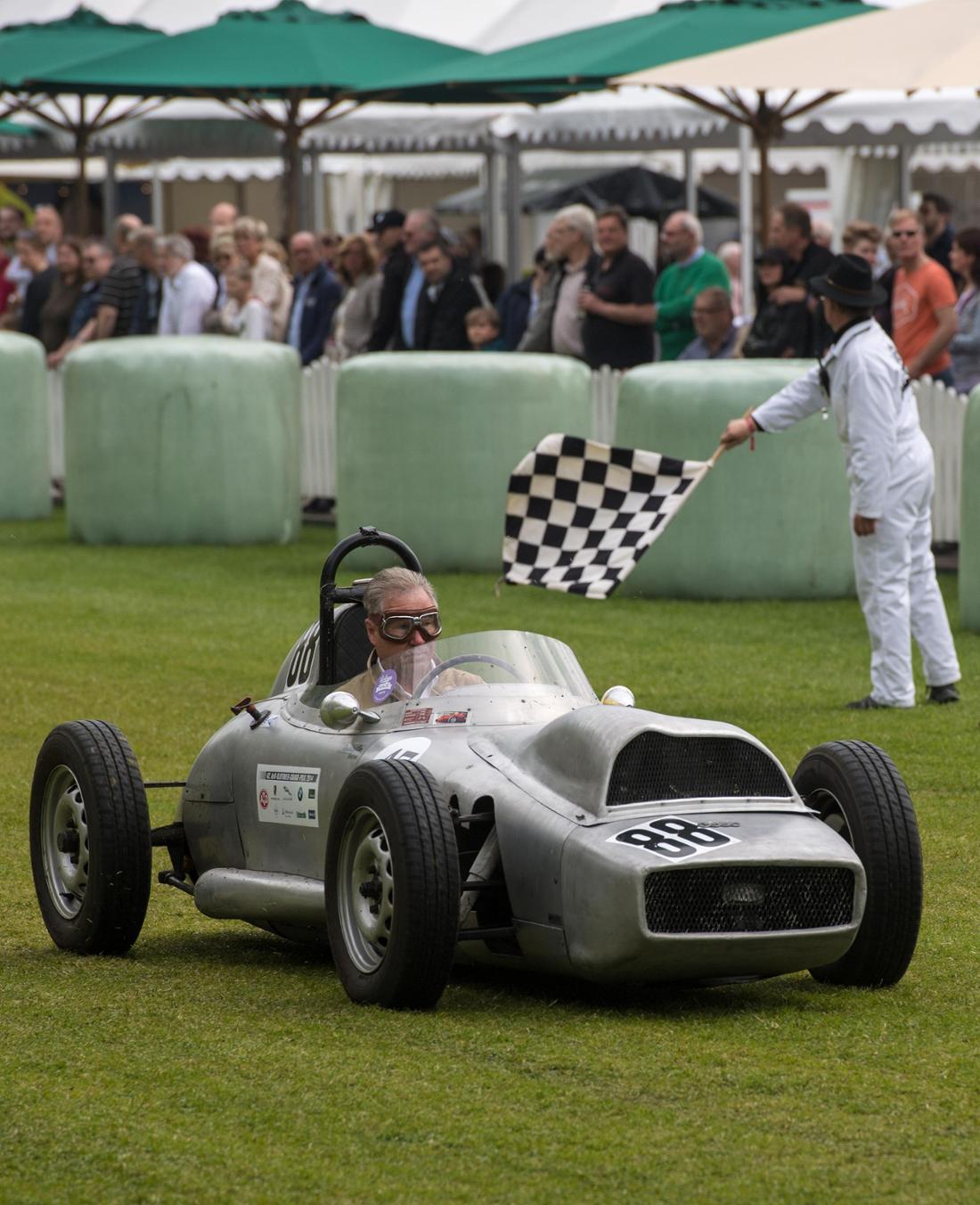 In Rastede wurde ein Auto-Union Rennwagen aus den 1930er Jahren am 13. Mai 2017 auf der Zielgeraden im Schloßpark von Rastede in Niedersachsen mit der schwarz-weiss-karierten Flagge abgewunken.