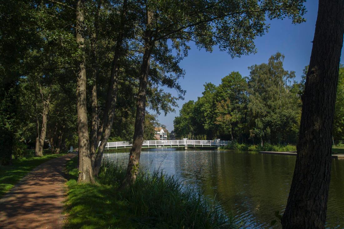 Im „Naturpark Wildeshauser Geest“ können Ausflügler perfekt auftanken. Mal geht es mit dem Kanu entlang der Hunte. Die Wanderwege führen rundwegs durch den Park, vorbei an Seen und Moore, oder auch vorbei an ausgewiesene Themen- oder Lehrpfade. (Das Archivfoto von Wildeshausen zeigt einen Parkweg mit weißer Brücke.)