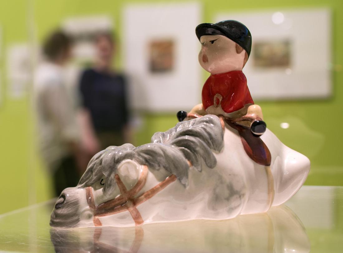 Der Cartoonist Norman Thelwell (1923 bis 2004) widmete sich dem Thema Pferd und Reiter auf humorvolle Weise. Das zeigt die kleine Porzellanfigur mit einem sehr jungen Reiter auf einem schlafenden Pony.
