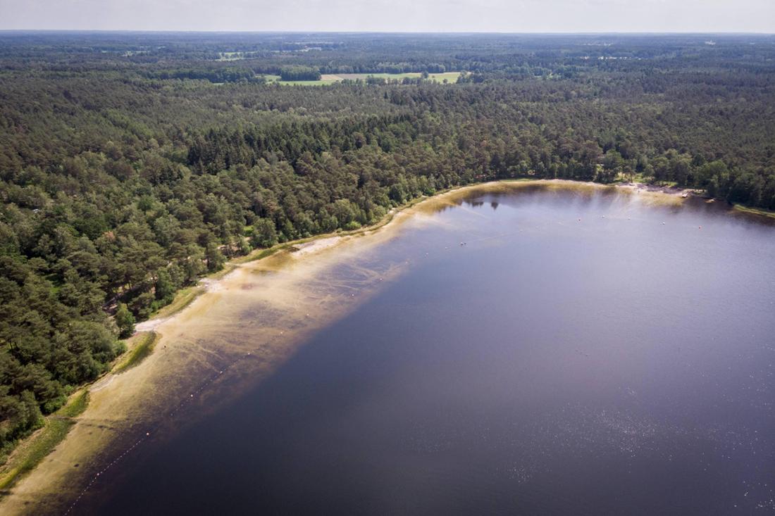 Der große „Bullensee“ bei Rotenburg Wümme in Niedersachsen ruht an einem warmen Sommertag in der Landschaft und lädt zum Baden und Entdecken ein.