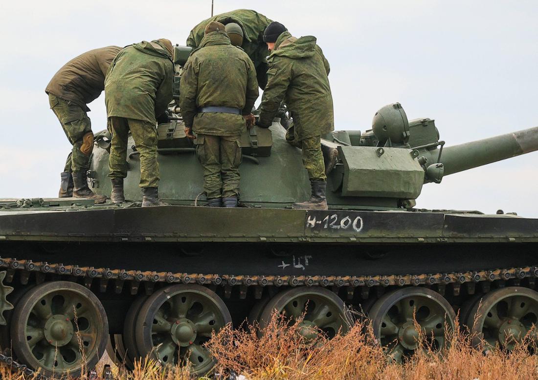 Ukraine-Krieg: Rekruten auf einem T-62-Panzer im russischen Oblast Jaroslawl