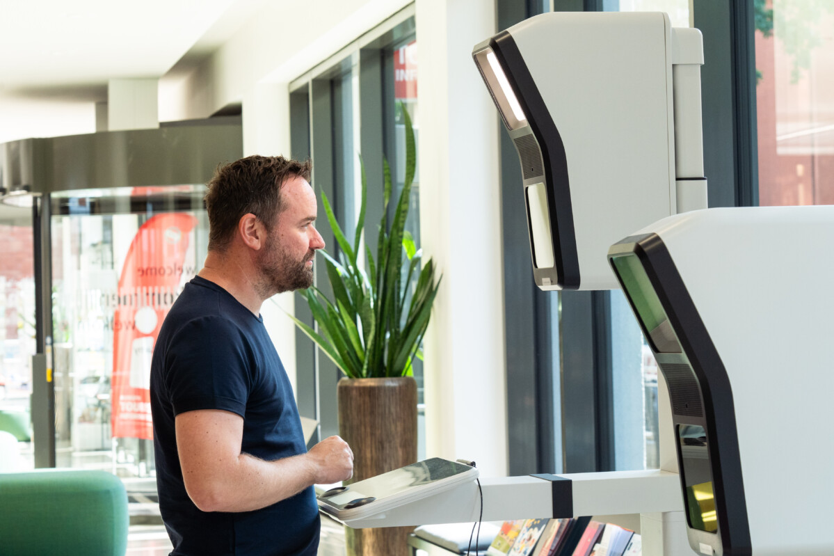 Statt Papierfoto: Das Passbild wird in den Bürgerbüros am Automaten digital aufgenommen und direkt übertragen. (Foto: Stadt Münster)