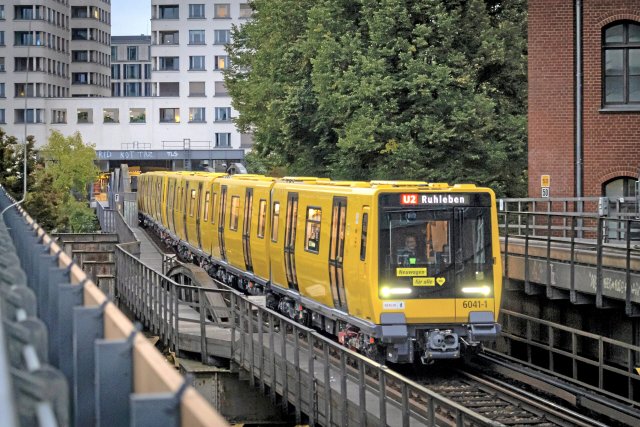 Die BVG-Baureihe JK auf ihrem ersten Fahrgasteinsatz auf der Linie U2 zwischen den U-Bahnhöfen Mendelssohn-Bartholdy-Park und Gleisdreieck.