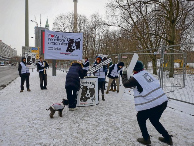 »Berlin werbefrei« setzt die erste Unterschrift für das Volksbegehren in Szene.