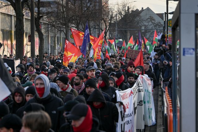 Die propalästinensische Demonstration auf ihrem Weg durch Leipzig.