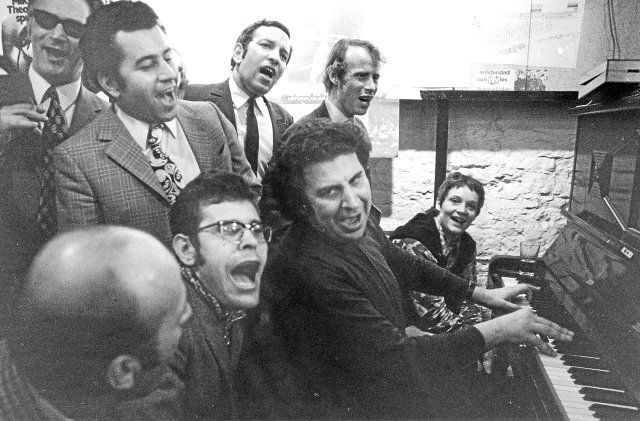 Singen gegen rechts: Mikes Theodorakis am Klavier 1972 im Club Voltaire