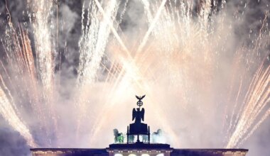 Silvester - Feuerwerk am Brandenburger Tor zum Jahresbeginn 2026 - Panorama