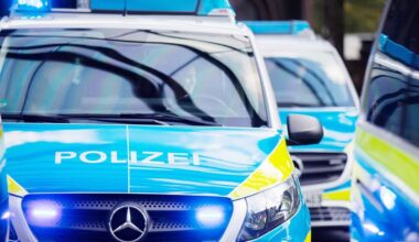 Autofahrer schleift Polizisten mehrere Meter mit – Fußgänger lebensgefährlich verletzt
