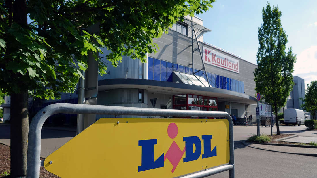 Ein Schild weist auf eine Filiale des Lebensmitteldiscounters Lidl hin. Im Hintergrund befindet sich eine Filiale des Großflächen-Discounters Kaufland.