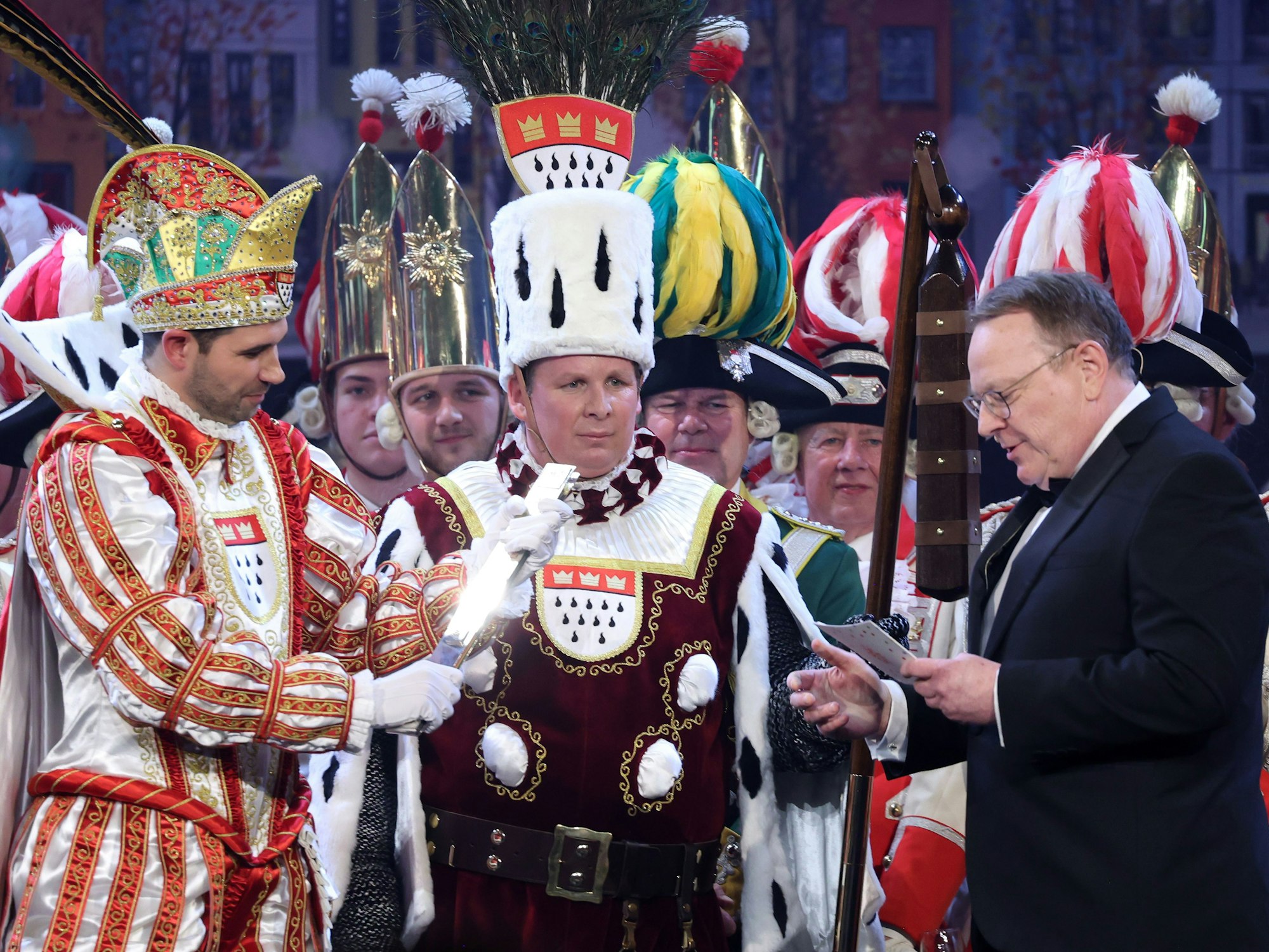 Prinz Niklas I. erhält die Pritsche von Torsten Burmester.