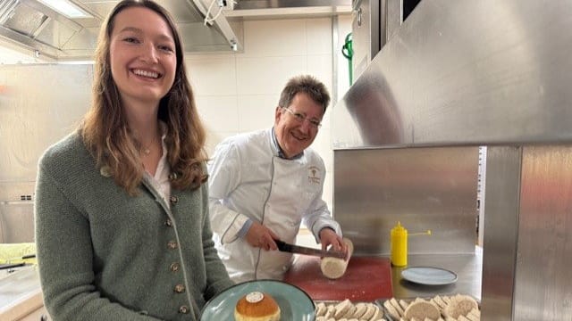 Wirt Thomas Vollmer und Katharina Kreutzkamm-Aumüller bei der Weißwurst-Krapfen-Zubereitung