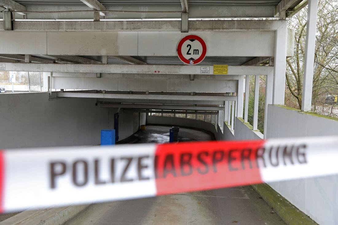 Autofahrer richtet Schaden in Tiefgarage an