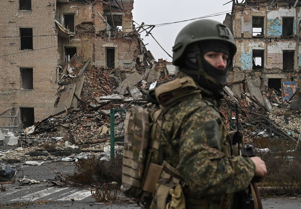 Ein russischer Soldat der Zentralen Streitkräftegruppe patrouilliert
