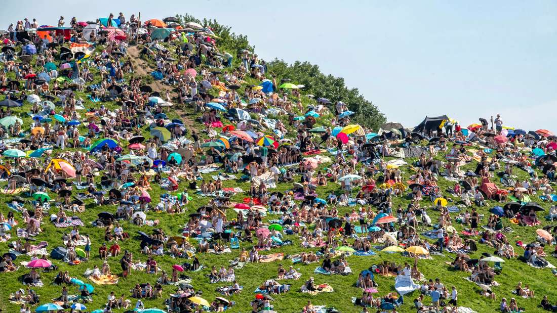 Swifties auf dem Olympiaberg, wollen abends kostenlos das Taylor-Swift-Konzert mithören, München, 27. Juli 2024 Deutschl 
