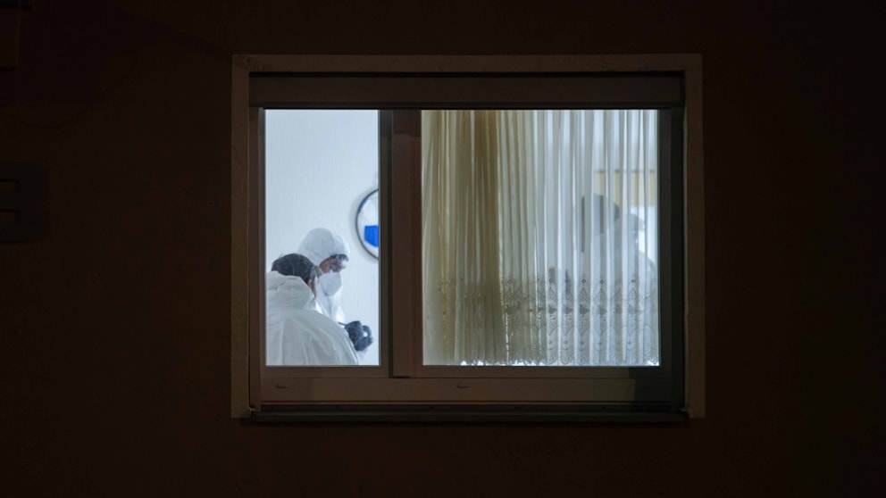 In der Erdgeschosswohnung (KTU) wurden Spuren gesichert