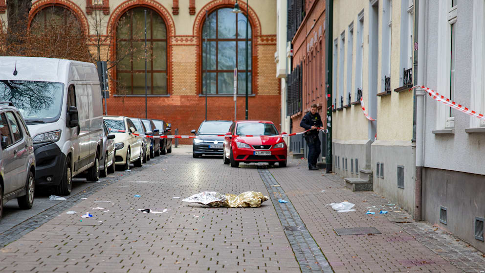 Rund 30 Meter vom Tatort entfernt versuchten Sanitäter, den jungen Mann zu retten