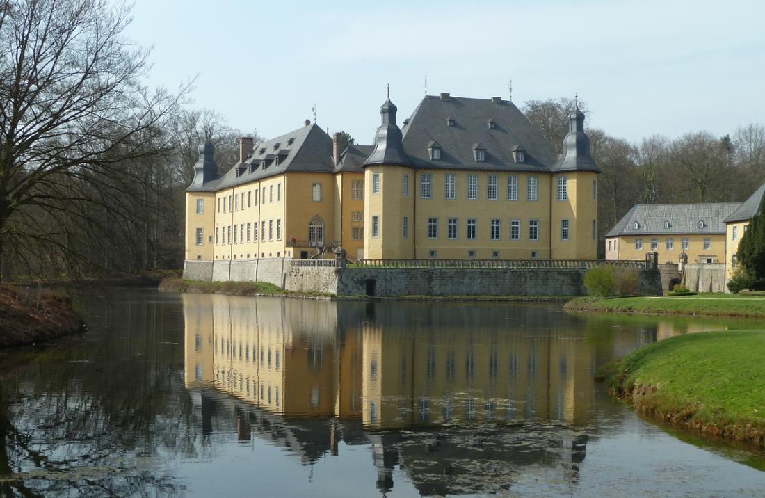 Das Schloss Dyck bei Jüchen von außen.