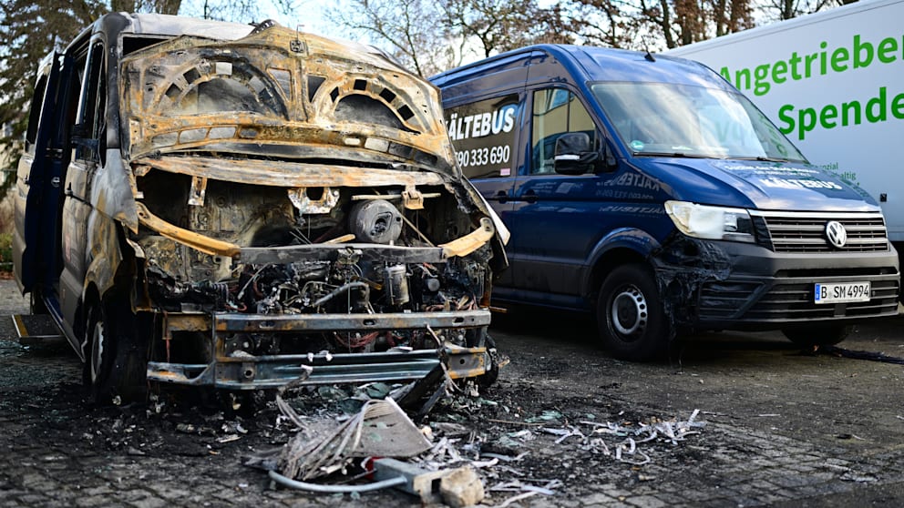 Zwei Kältebusse nach der ersten Brandstiftung. Ein Bus ist komplett ausgebrannt, der zweite wurde im Frontbereich zerstört und war ebenfalls nicht mehr fahrbereit