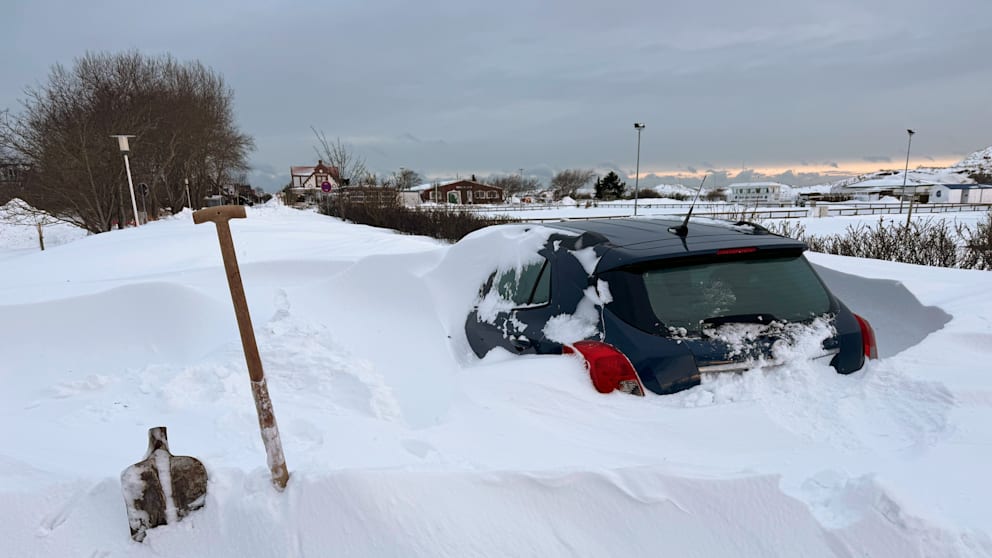 Ein Auto in Norderney steckt am Samstag in einer Schneewehe fest