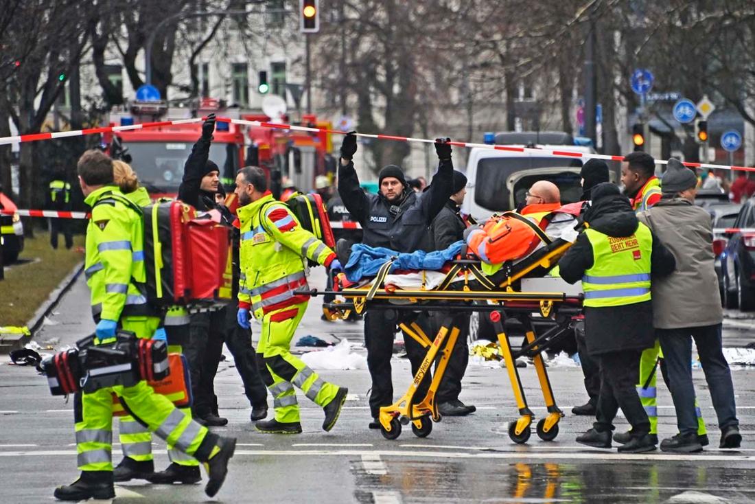 Retter kümmern sich um einen Verletzten.