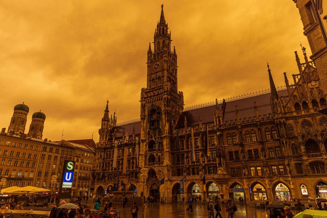 Der Marienplatz leuchtet in einem satten orange: Eine Saharastaub-Wolke hatte sich im März 2022 über München festgesetzt.