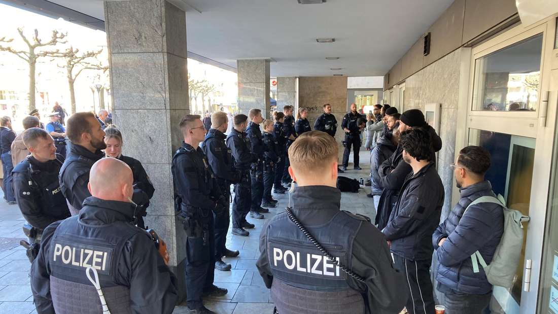 Hessens Innenminister Roman Poseck (CDU) zieht Bilanz von Innenstadtinitiative des Landes mit mehr Polizei-Präsenz in Innenstädten mit Oberbürgermeister Mike Josef (SPD), Kontrolle wegen Drogen an Konstablerwache und An der Staufenmauer, Poseck und Josef auf der Zeil vor MyZeil, Polizei