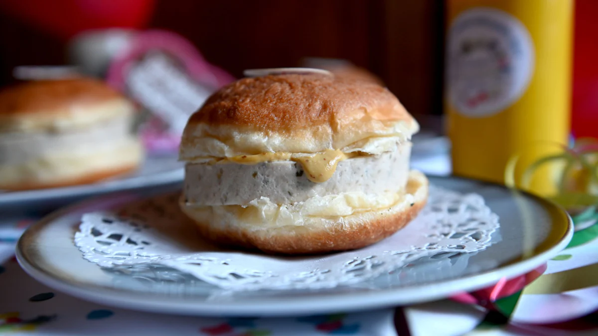 Wie schmeckt die neue Münchner Krapfenkreation, bajuwarisch echt mit Weißwurst? - München