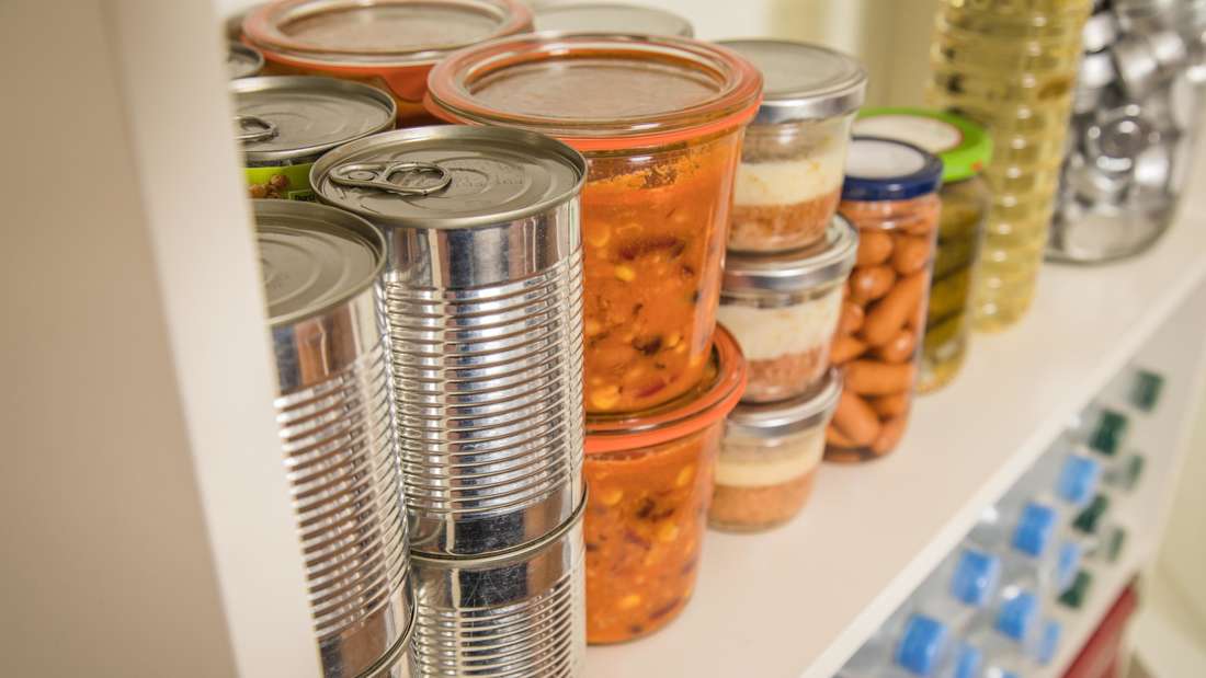 ILLUSTRATION - In den Notfallvorrat gehören ausreichend Wasser und haltbare Lebensmittel. (zu dpa: „Stromausfall: So bereiten Sie sich darauf vor“) Foto: Christin Klose/dpa-tmn - Honorarfrei nur für Bezieher des dpa-Themendienstes +++ dpa-Themendienst +++
