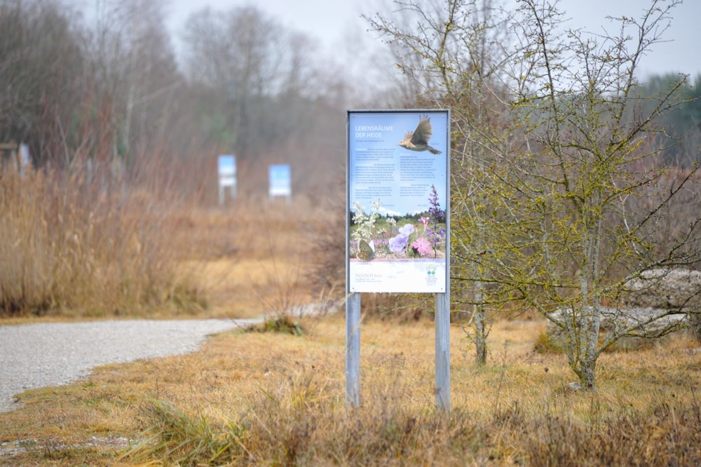 Schautafeln informieren über das Naturerlebnis in der Fröttmaninger Heide.