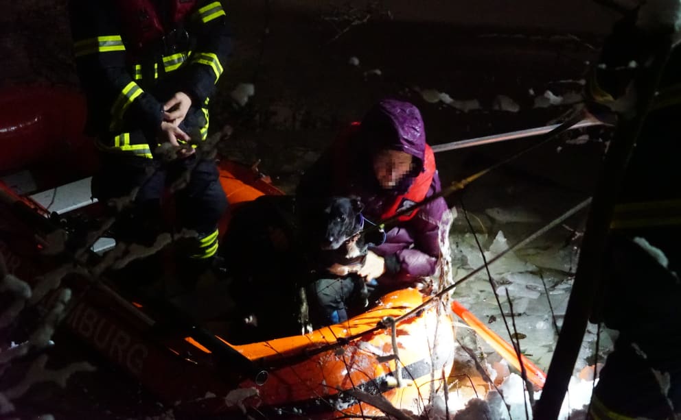Gerettet! Die Freundin der Hundebesitzerin kehrt mit Lucie und den Einsatzkräften auf dem Boot zurück