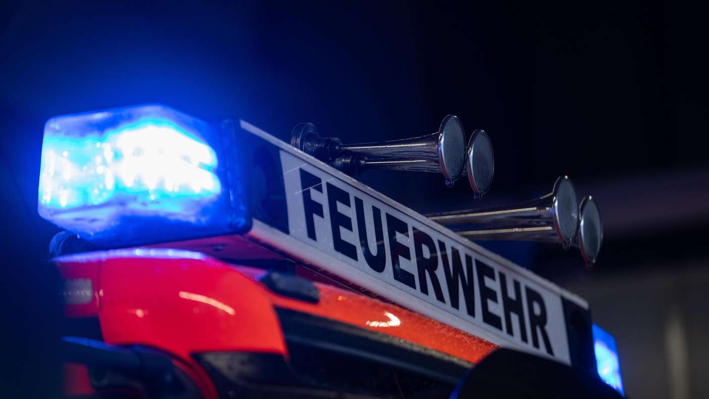 ARCHIV - 12.02.2025, Baden-Württemberg, Stuttgart: Ein Einsatzfahrzeug der Feuerwehr steht mit Blaulicht bei der Feuerwache 5 Filder (gestellte Szene). (zu dpa: „Feuer in Hochhaus ausgebrochen - mehrere Verletzte“) Foto: Marijan Murat/dpa +++ dpa-Bildfunk +++