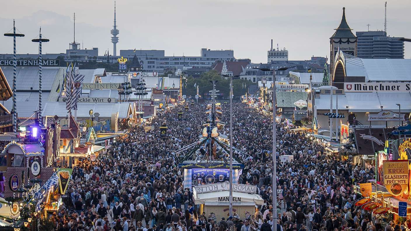 Aussicht vom Riesenrad auf die sehr volle Wiesn - die Eingänge wurden zeitweise geschlossen. Foto: Achim Schmidt, aufgenommen am 27.09.2025