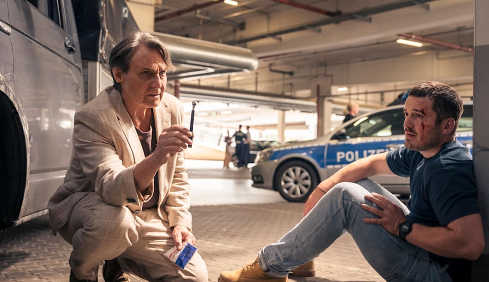 Geraten ins Fadenkreuz eines Serienkillers: Profiler Armin Weber (l., Wolfgang Bahro) und sein Sohn Kriminalhauptkommissar Gregor Weber (r., Felix Kreutzer) müssen nach langer Funkstille zusammenarbeiten