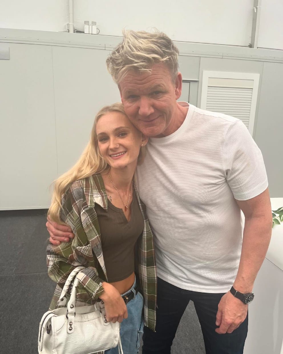 Backstage bei „Next Level Chef“: Tini Younger während der Dreharbeiten zur TV-Kochshow mit Star-Juror Gordon Ramsay (59, r.)