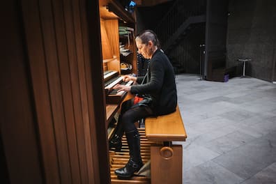 Pedalspiel mit Absätzen: Nicole Zennaro an der Matthäuskirchenorgel.