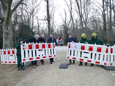 Dieser Weg ist jetzt wieder begehbar. Baumpfleger aus dem Großen Garten öffnen mit dem sächsischen Finanzminister Christian Piwarz (4.v.l.) und Vertretern der Staatlichen Schlösser, Burgen und Gärten Sachsen gGmbH die Absperrung eines Weges im Großen Garten. 