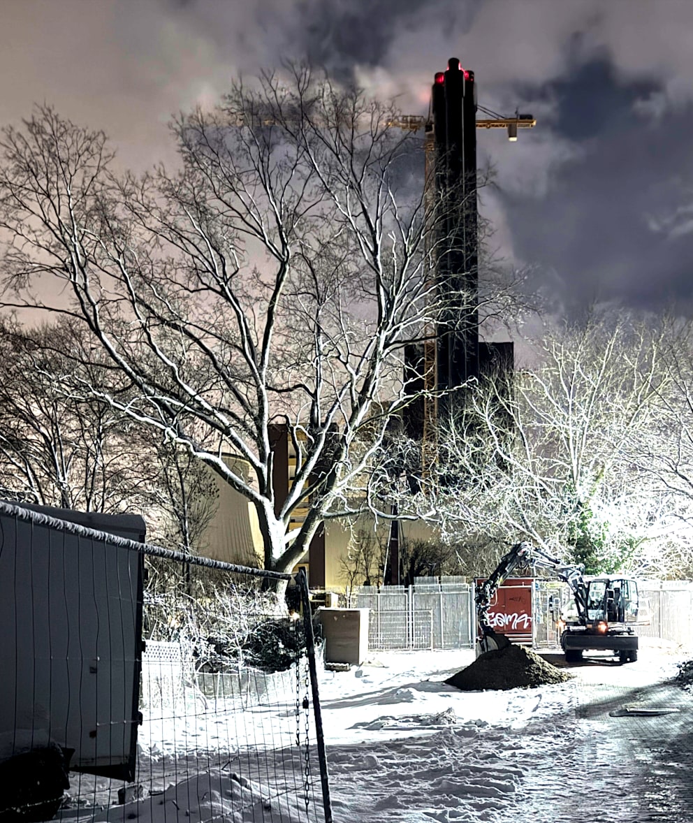 Hier, am Stromkraftwerk am Teltowkanal, haben Unbekannte einen Brandanschlag verübt. Damit der Strom wieder fließt, müssen Bagger ran