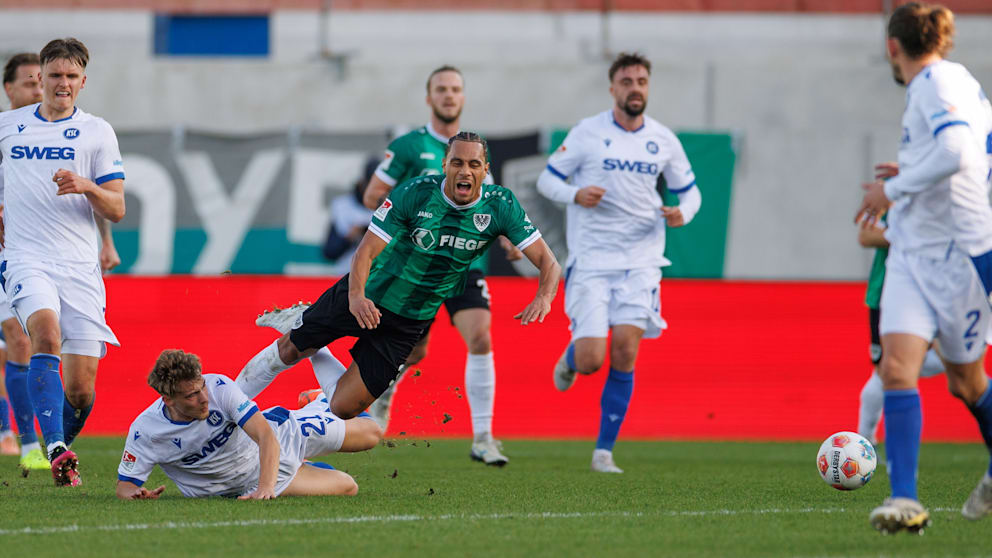 Preußen-Stürmer Etienne Amenyido (M.) rieb sich gegen den KSC als „Zehner“ vergeblich auf. Nach langer Verletzungspause war er nach 72 Minuten platt, wurde gegen Charalambos Makridis ausgewechselt