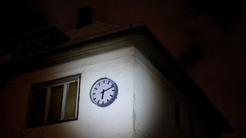 „Wir haben eine Uhr am Haus, die ist strombetrieben“, erzählt Anwalt Mik. „Sie ist um 6.12 Uhr früh ausgegangen.“ Erst wenn der Strom wieder läuft, drehen sich auch die Zeiger weiter