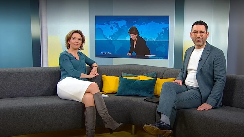 Als Daubner bewusst wird, dass sie auf Sendung ist, räumt sie schnell alles weg