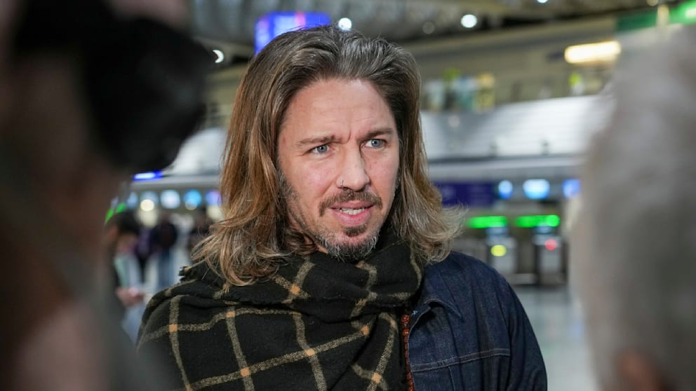 Gil Ofarim (43) ist DAS Gesprächsthema vor dem Abflug, sowohl selbst vor der Kamera, als auch bei den anderen Kandidaten