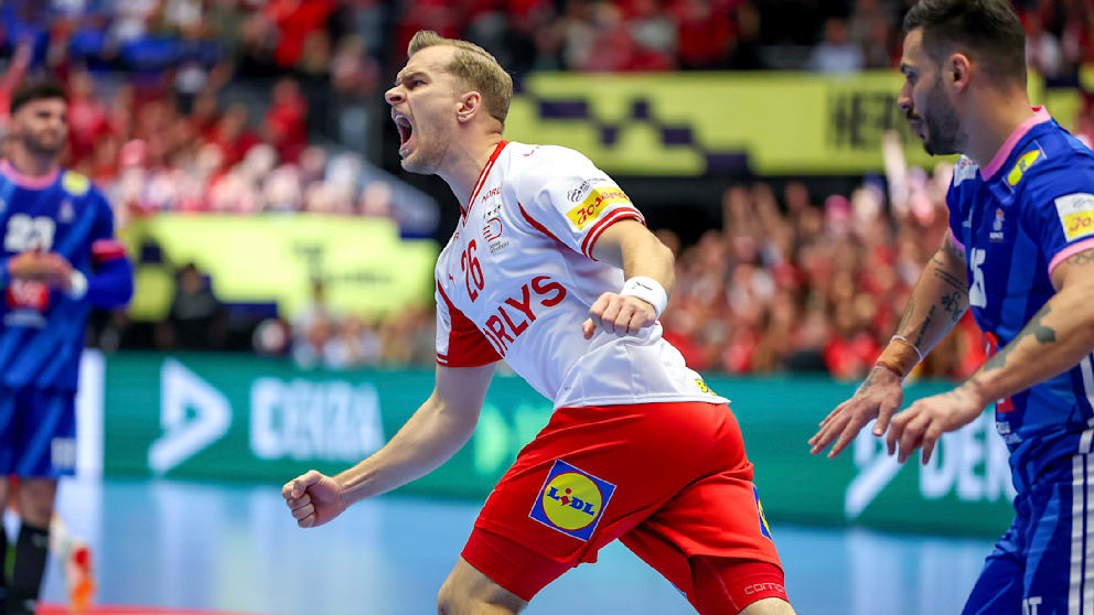 Welthandballer Mathias Gidsel (26) im Duell mit Konan (l.)